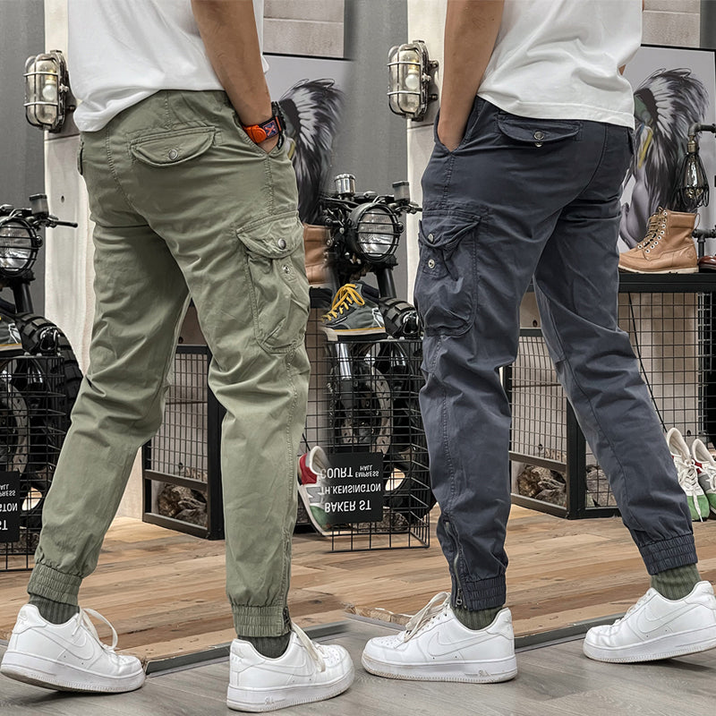 Pantalones cargo azul marino con múltiples bolsillos