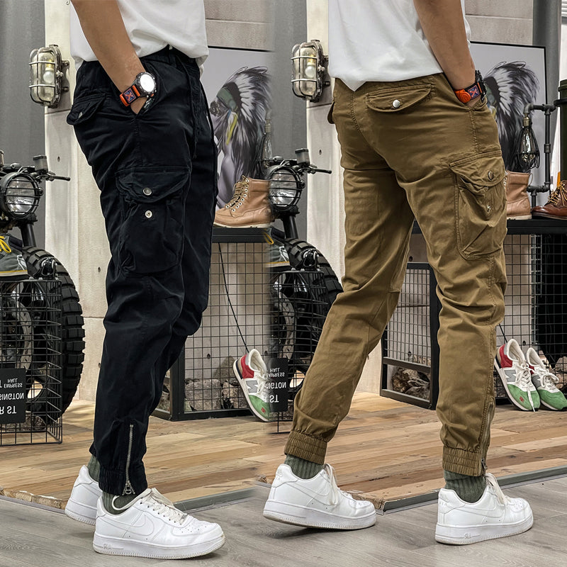 Pantalones cargo azul marino con múltiples bolsillos