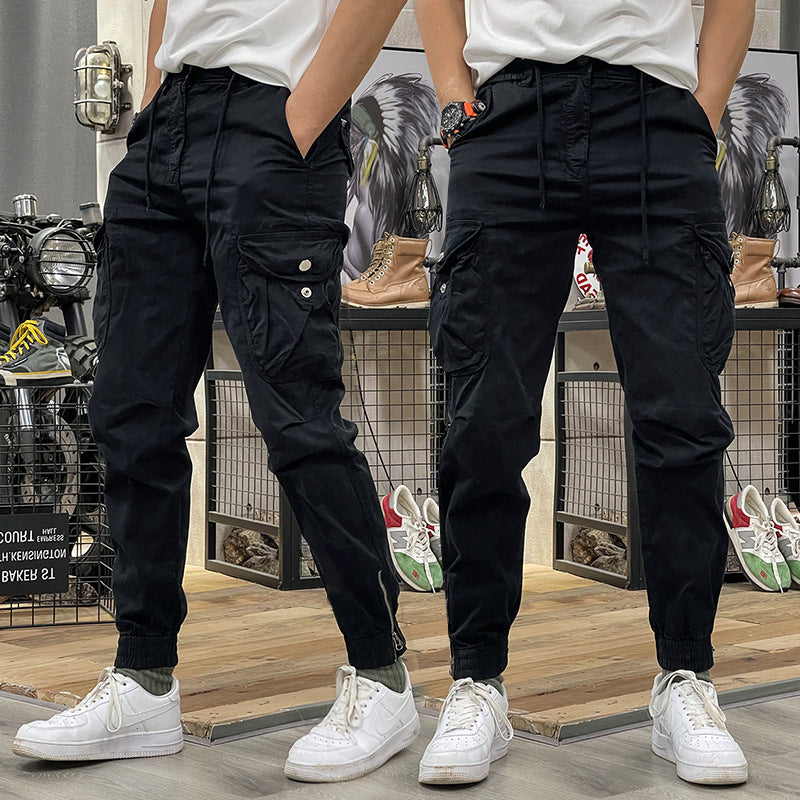 Pantalones cargo azul marino con múltiples bolsillos