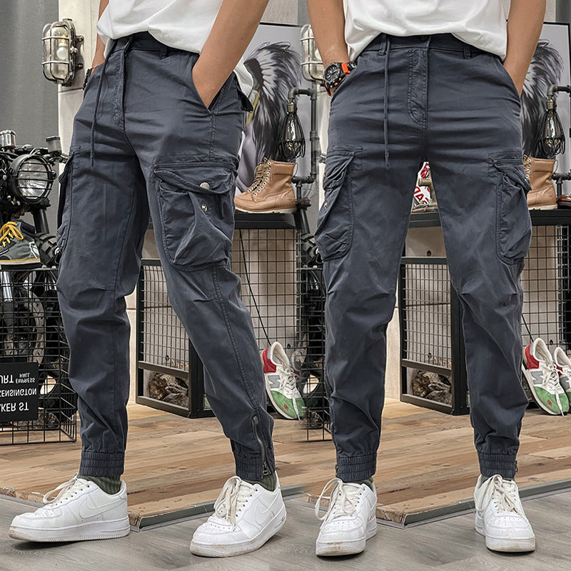 Pantalones cargo azul marino con múltiples bolsillos