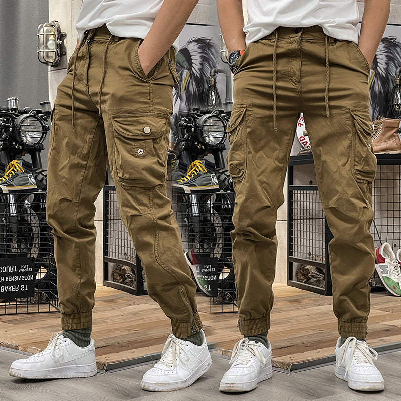 Pantalones cargo azul marino con múltiples bolsillos