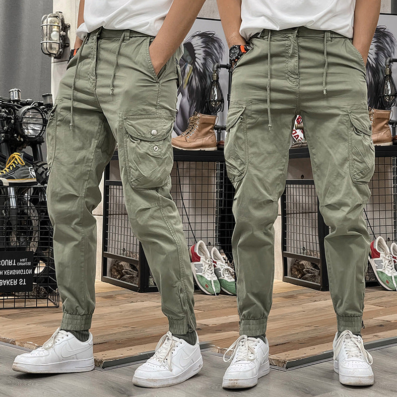 Pantalones cargo azul marino con múltiples bolsillos